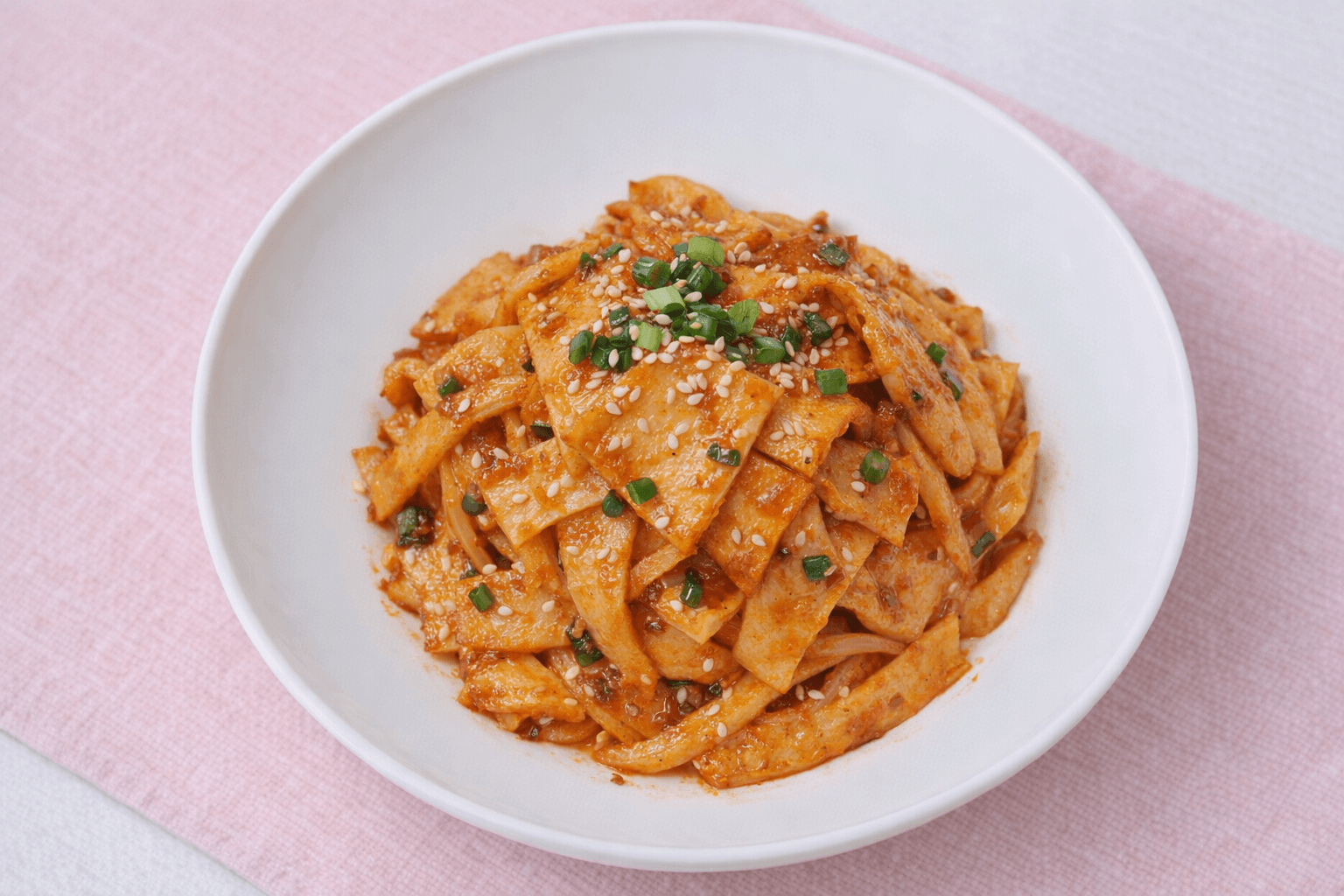 윤기가 흐르는 밥도둑 매콤어묵볶음 밑반찬 접시