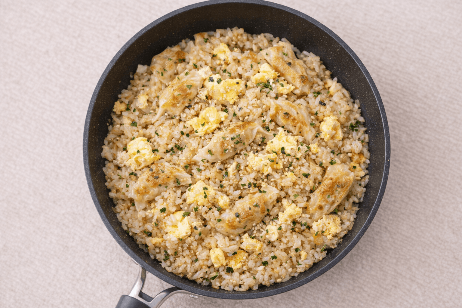 냉동실에서 잠자던 만두의 미친 변신! 10분 완성 초간단 '만두볶음밥' 황금 레시피