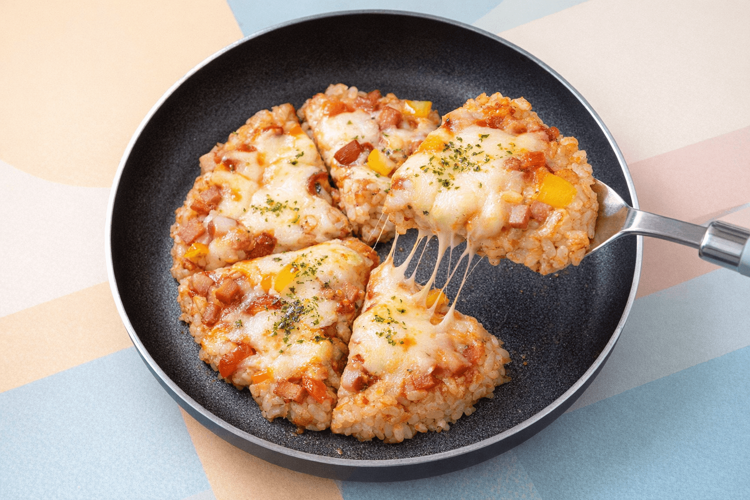 밀가루 폭탄 피자는 이제 그만! 찬밥의 화려한 변신, 겉바속촉 끝판왕 '밥피자' 만들기