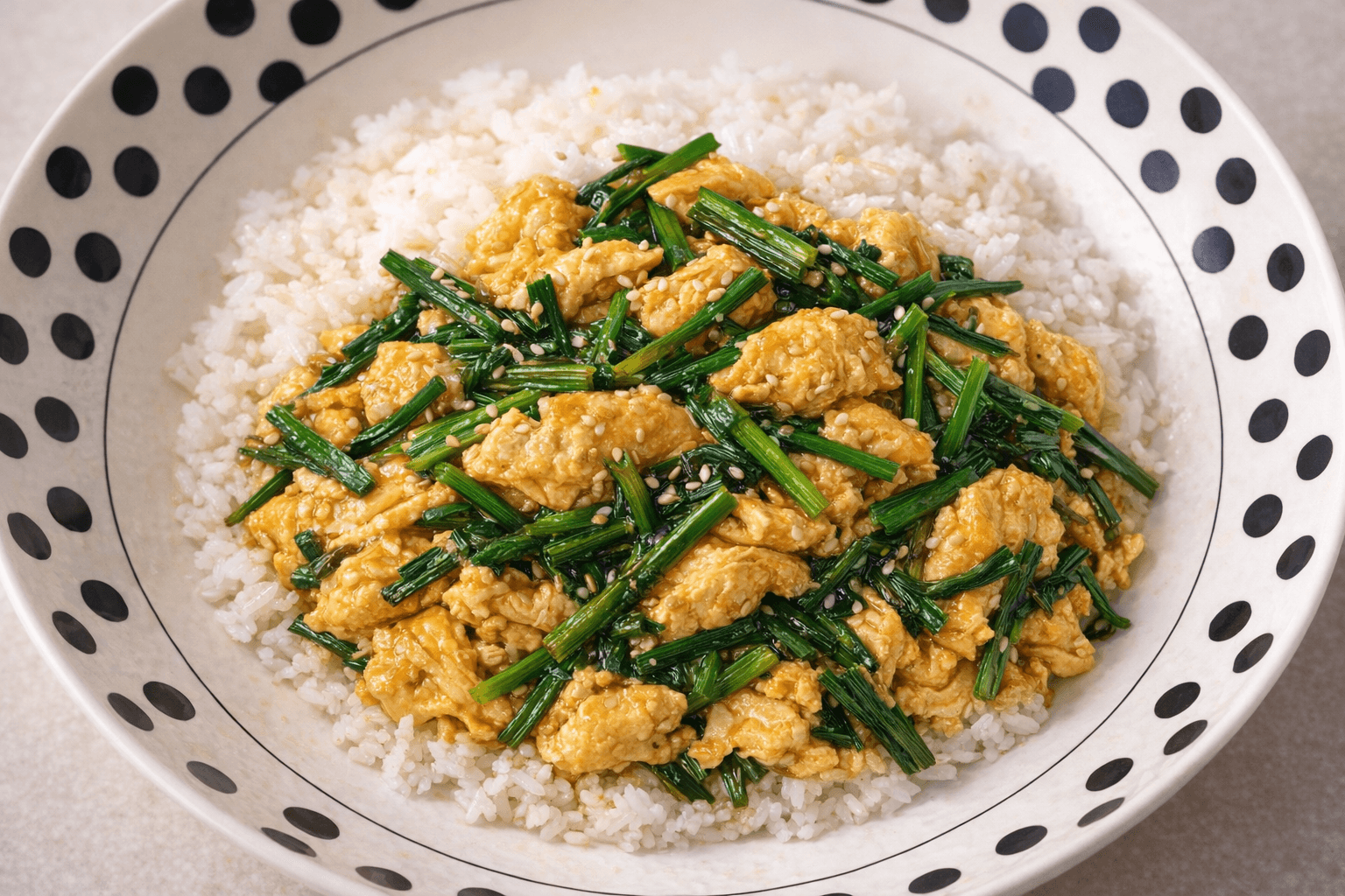 반찬 없을 때 딱 15분 컷! 감칠맛 폭발하는 초간단 부추 달걀 볶음 덮밥 레시피