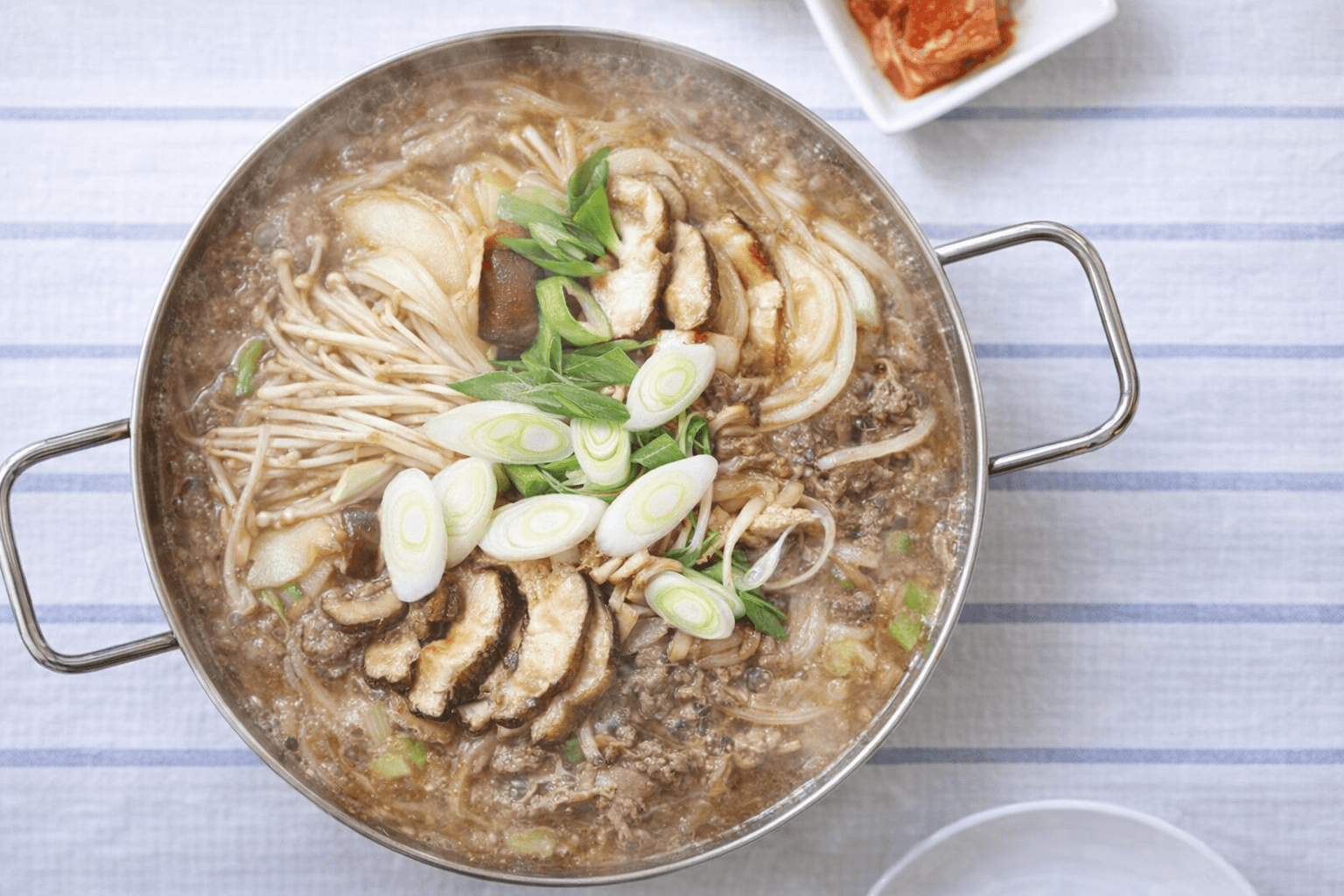 외식할 필요 없는 감칠맛 폭발! 집에서 즐기는 초간단 소불고기 전골 황금 레시피