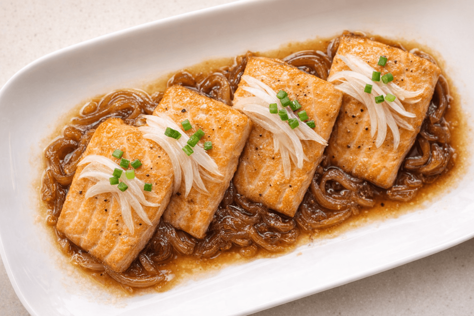 윤기 흐르는 연어 간장조림과 양파 대파 고명