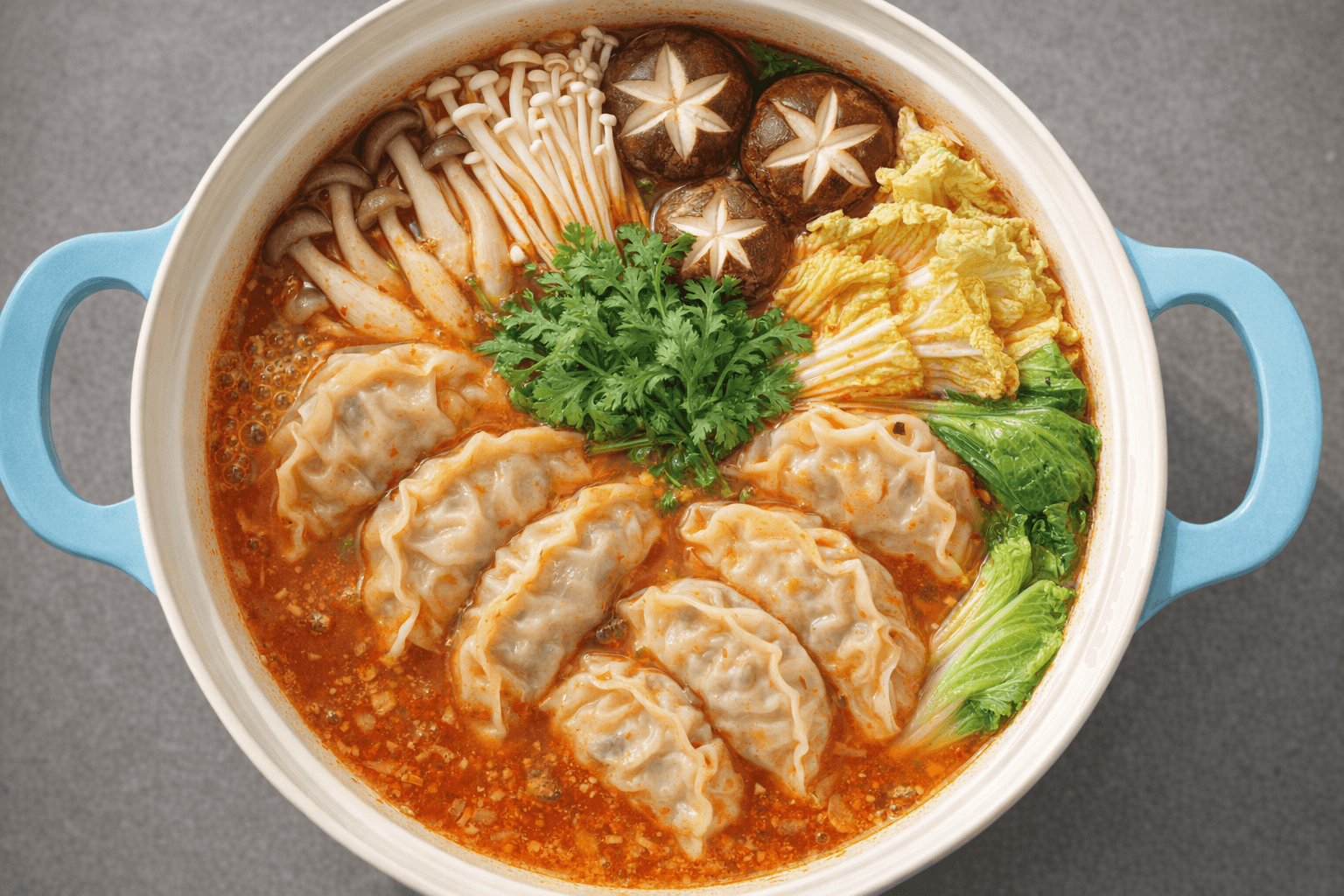 얼큰하고 진한 국물이 끝내주는 만두버섯전골 황금 레시피! 오늘 저녁은 이거 하나로 끝!