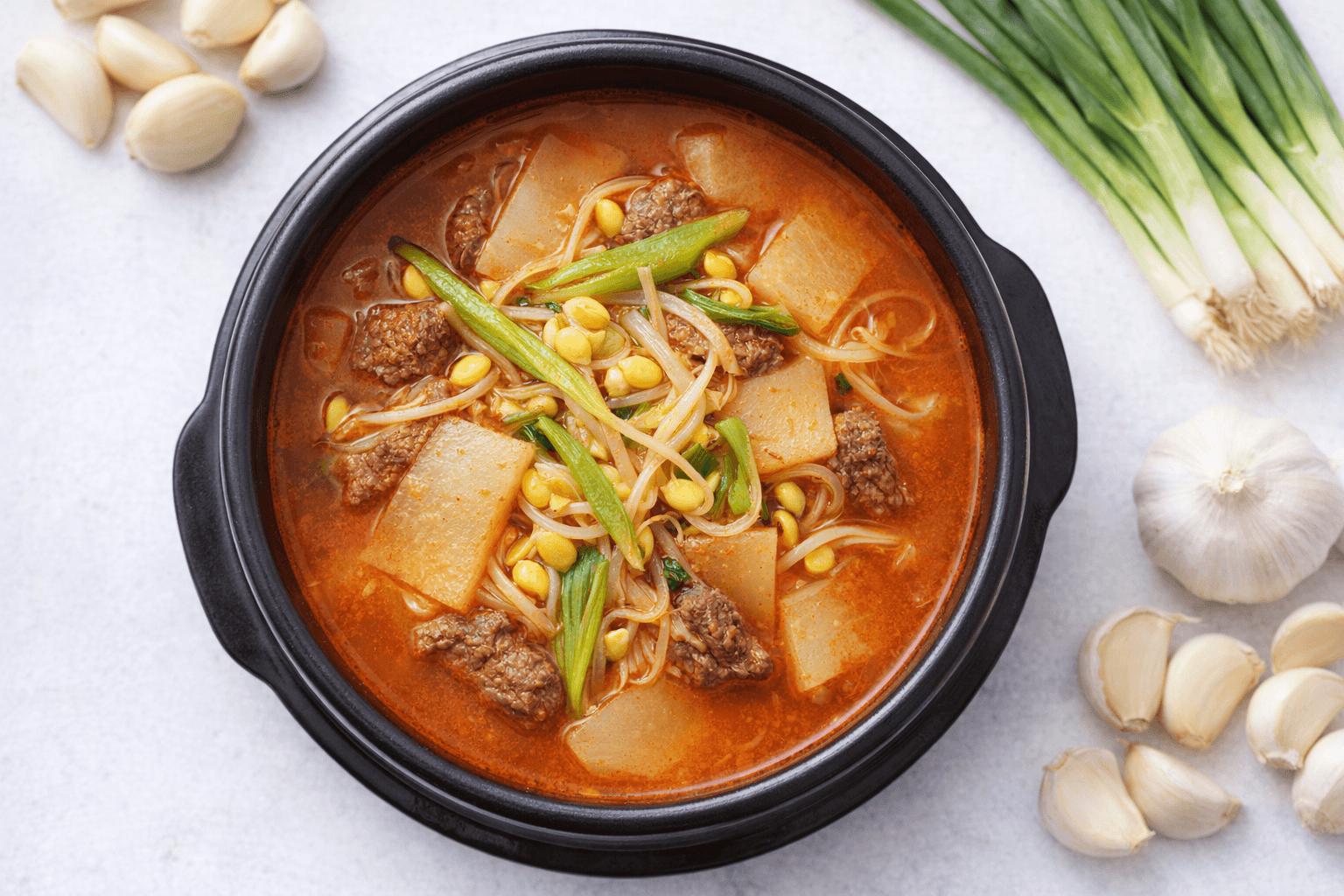 추운 겨울 뼛속까지 녹여줄 궁극의 국물! 얼큰하고 시원한 '경상도식 소고기콩나물무국' 황금 레시피