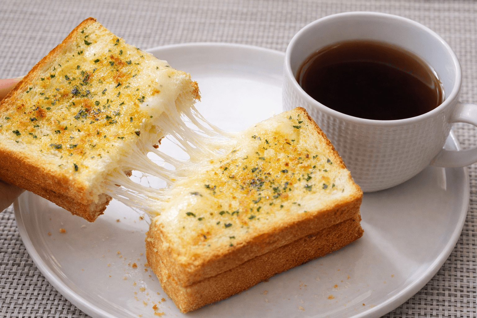 치즈가 줄줄 흐르는 대박 비주얼! 10분 완성 '갈릭 치즈 토스트' 초간단 레시피 (카페 안 가도 됨!)