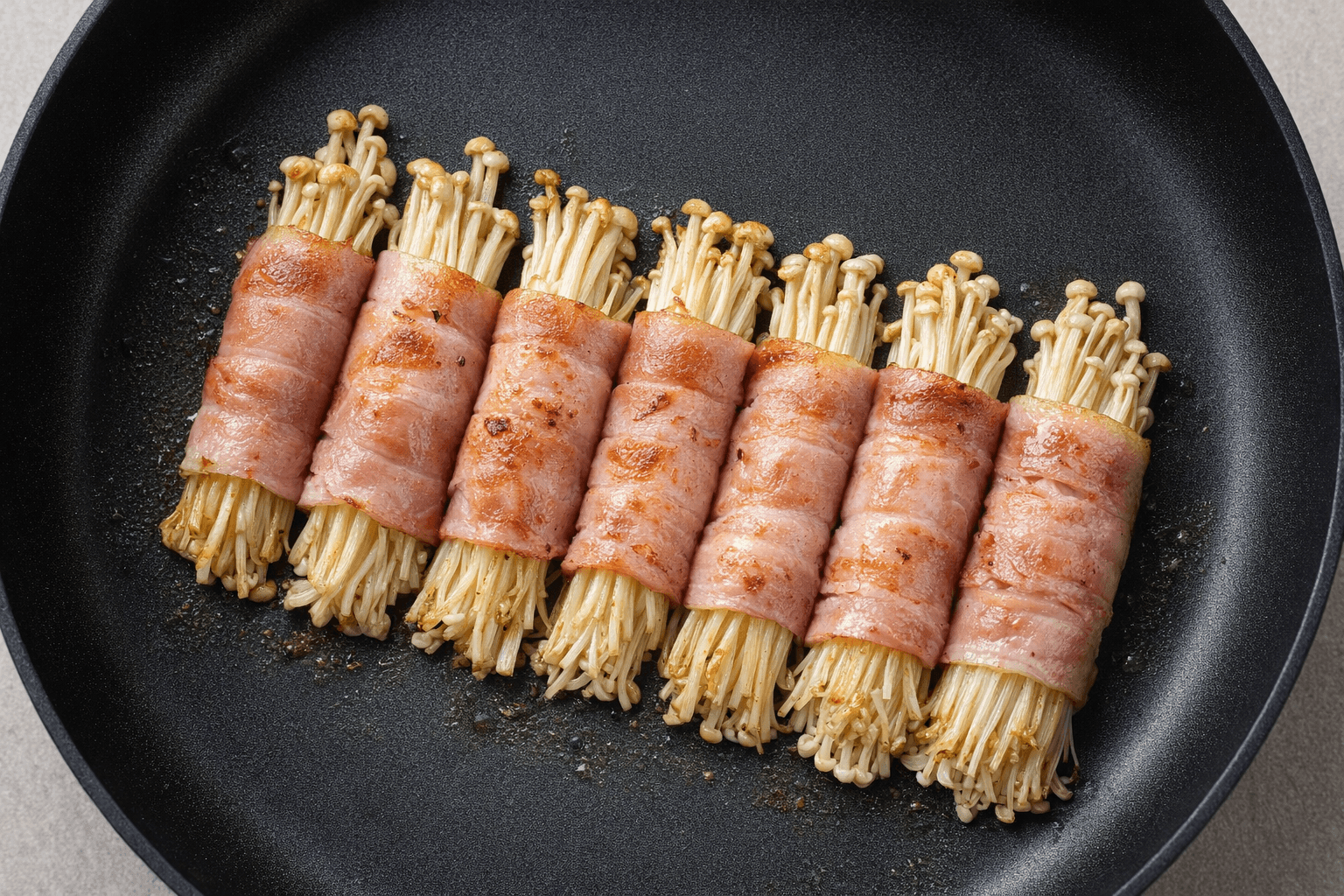 노릇하게 구워진 팽이버섯 베이컨말이 요리