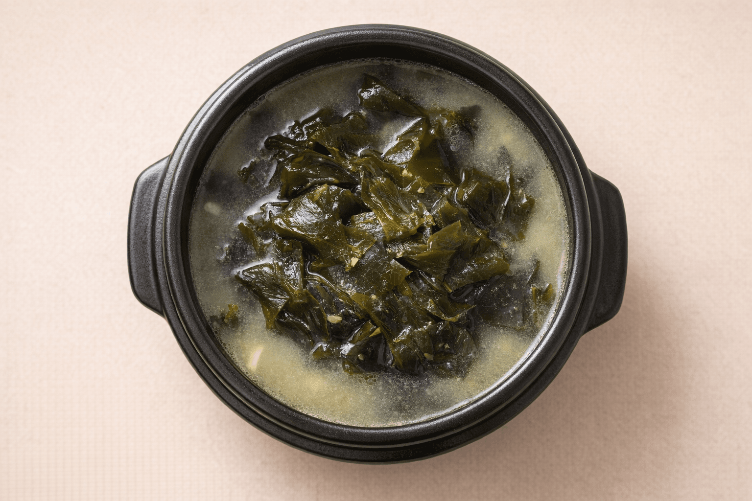 뽀얗고 진한 미역국 뚝배기