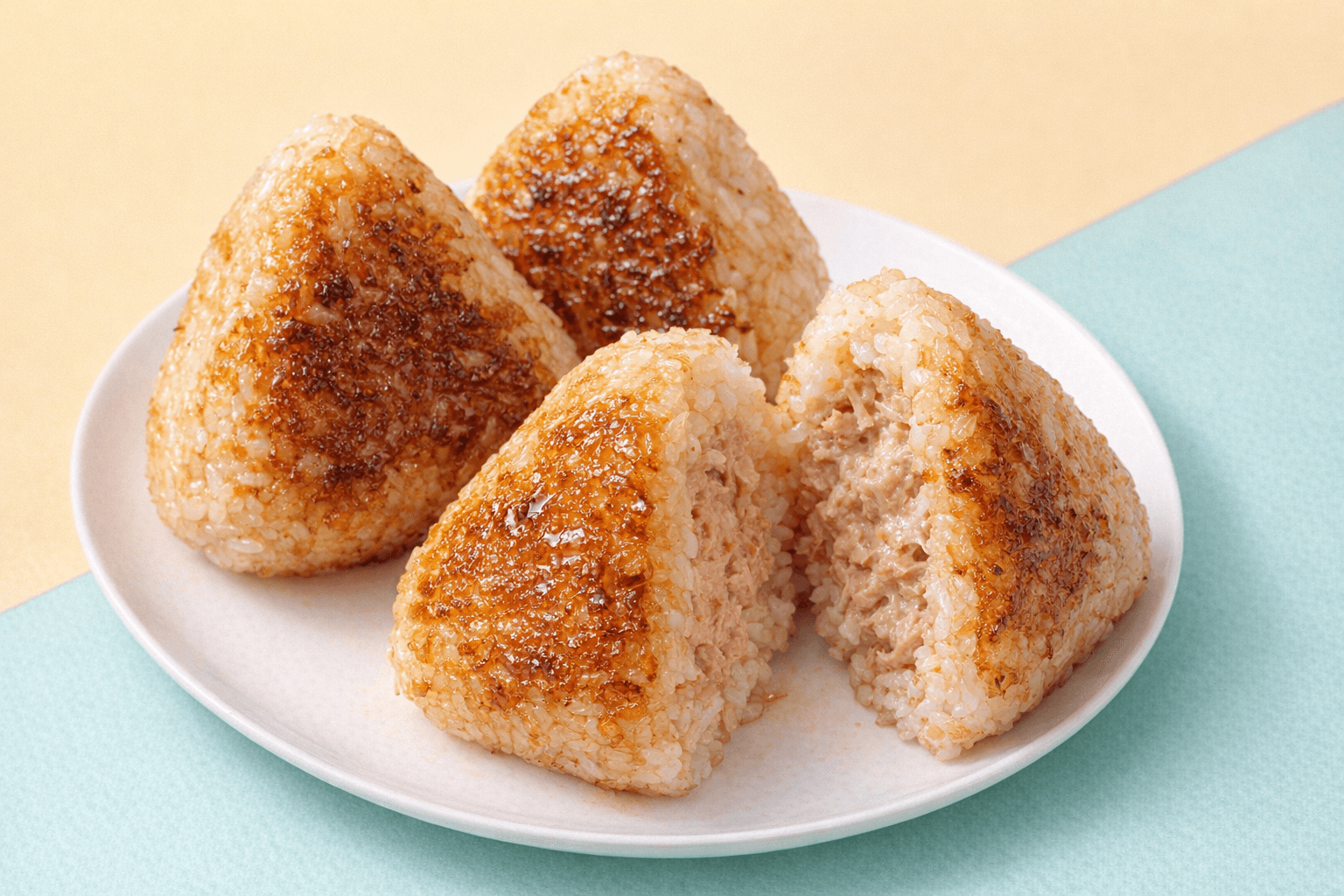 노릇하게 구워진 참치마요 주먹밥