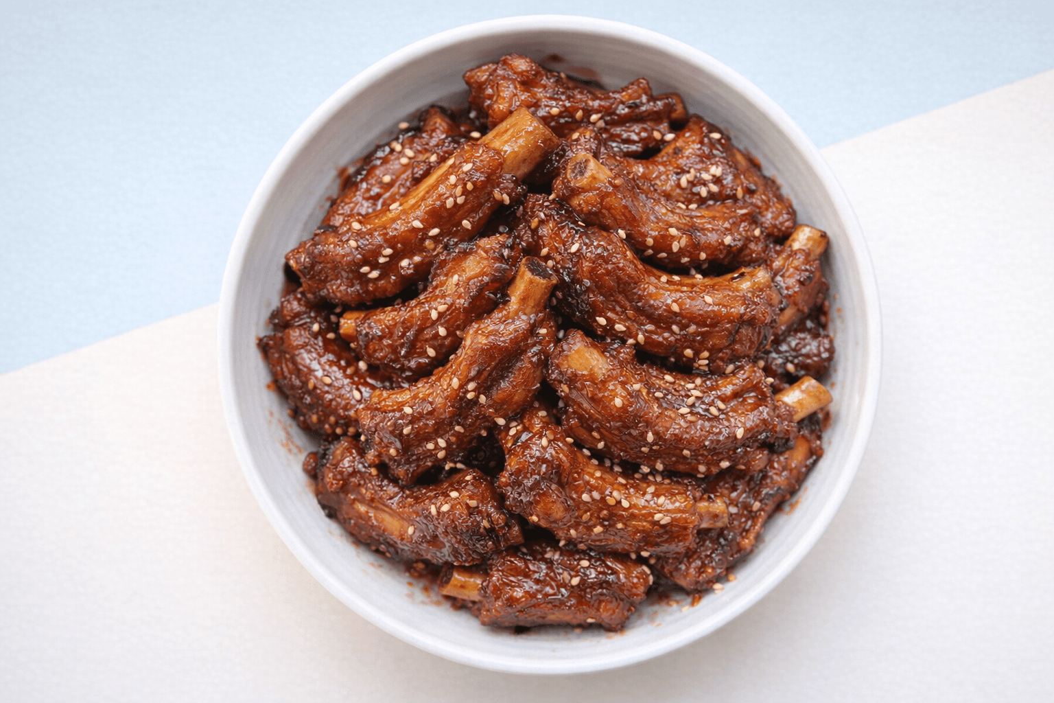 뼈째 들고 뜯어야 제맛! 온 가족 입맛 사로잡는 마성의 단짠 간장 쪽갈비 황금 레시피