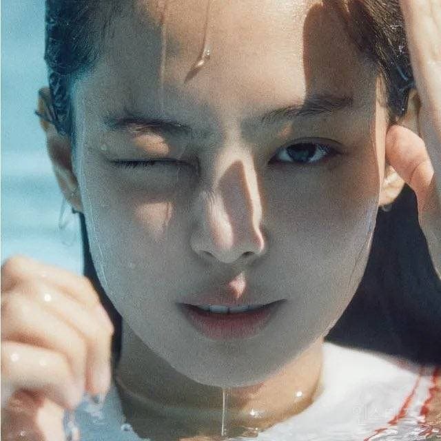 제니 수영장 사진 미쳤는데