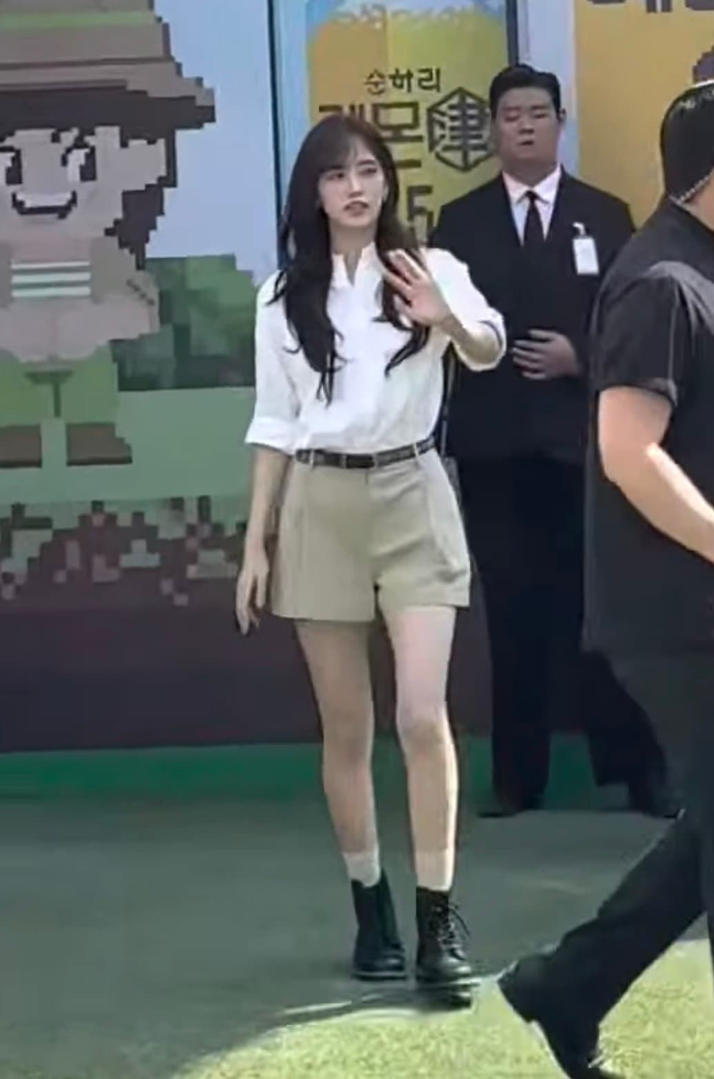 안유진은 오늘 팝업 행사온거